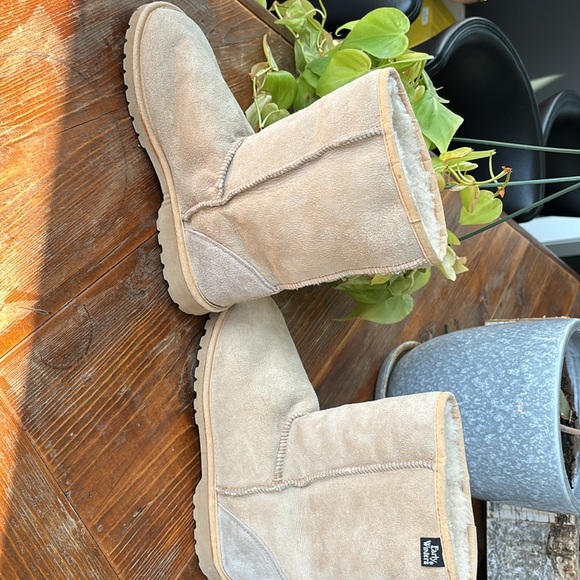 Boots half calf, fuzzy, feels like a slipper, worn once, like new - Picture 3 of 8